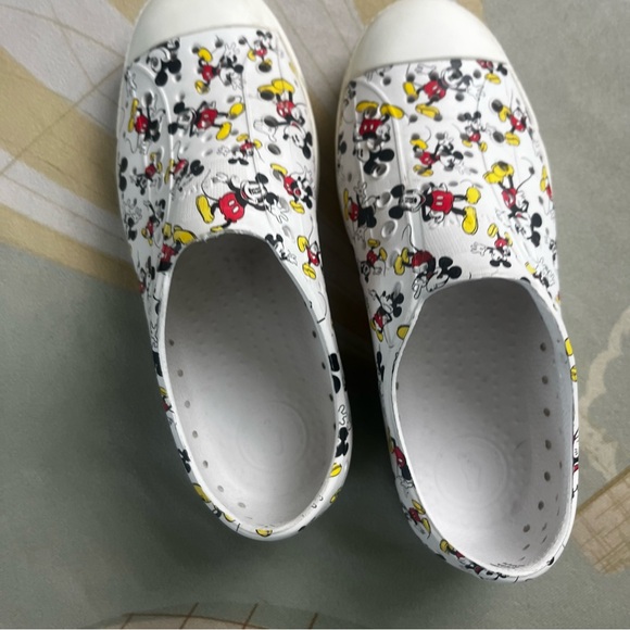 Native Jefferson X Disney Mickey Mouse Shoes Size J2 - Picture 2 of 6